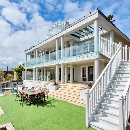 Orakei Grandeur Mansion With Sea Views & Pool Villa